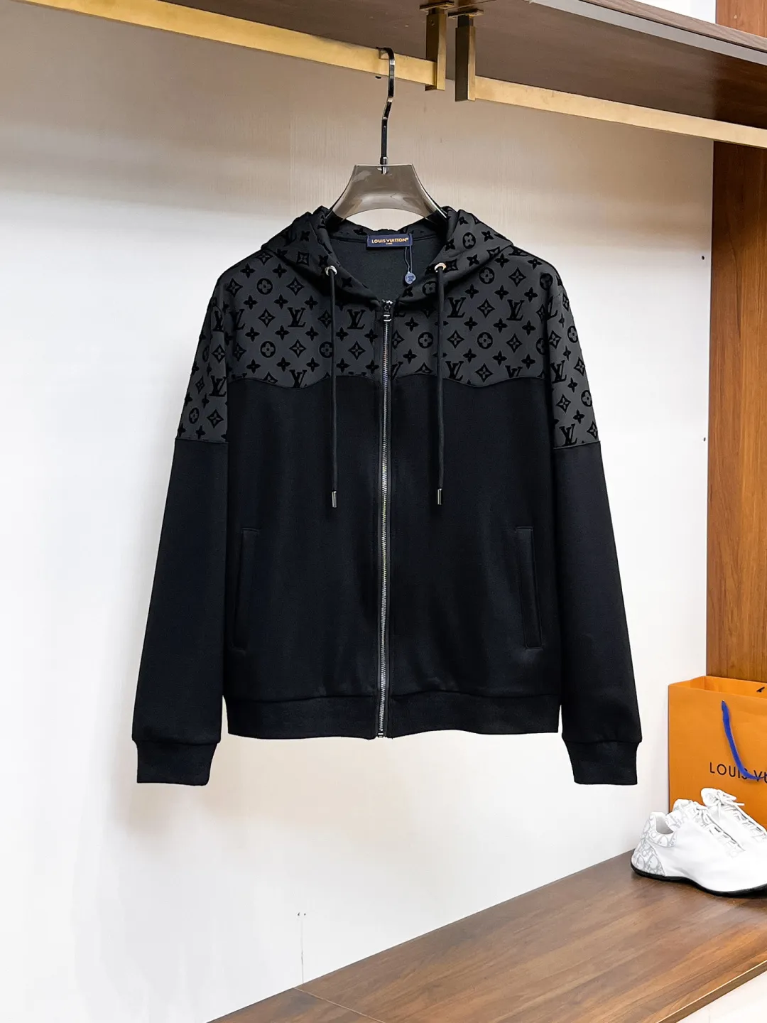 🅿️720 LV 2025 autumn and winter new counter casual suit, breathable, comfortable and casual! Full of high-end feel! The details are exquisite and high-end, and the workmanship is impeccable! The original high-end fabric is very high-end! The fabric is crisp, anti-wrinkle and wear-resistant, warm, neat and stylish. Everyone must buy a set this autumn and winter. They must look cool and handsome when wearing it. We specially recommend the size M-3XLC30